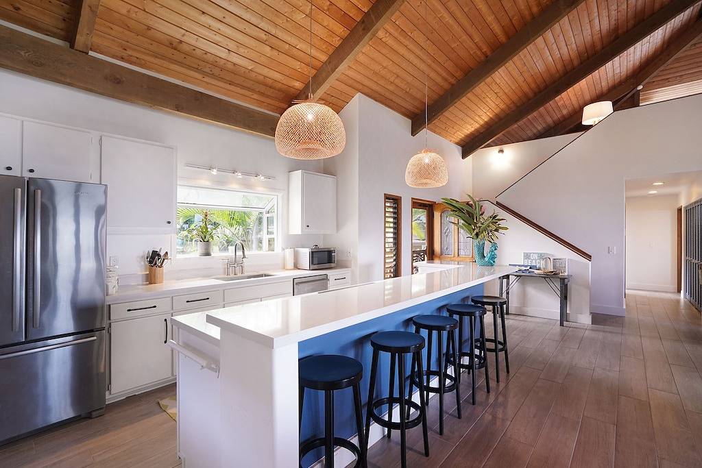 Zeitgenössisches Hawaii, das am ruhigen North Shore Beach lebt in Mokuleia, North Shore (Oahu)