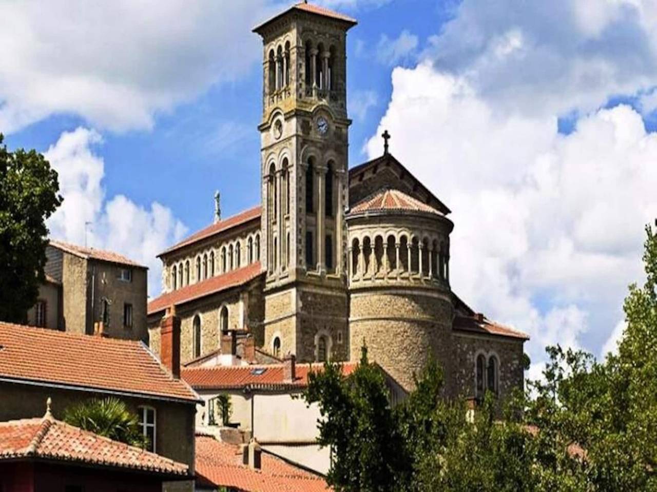 Entire apartment, Gîte in Clisson near Vineyards & Puy du Fou in Clisson, Nantes region