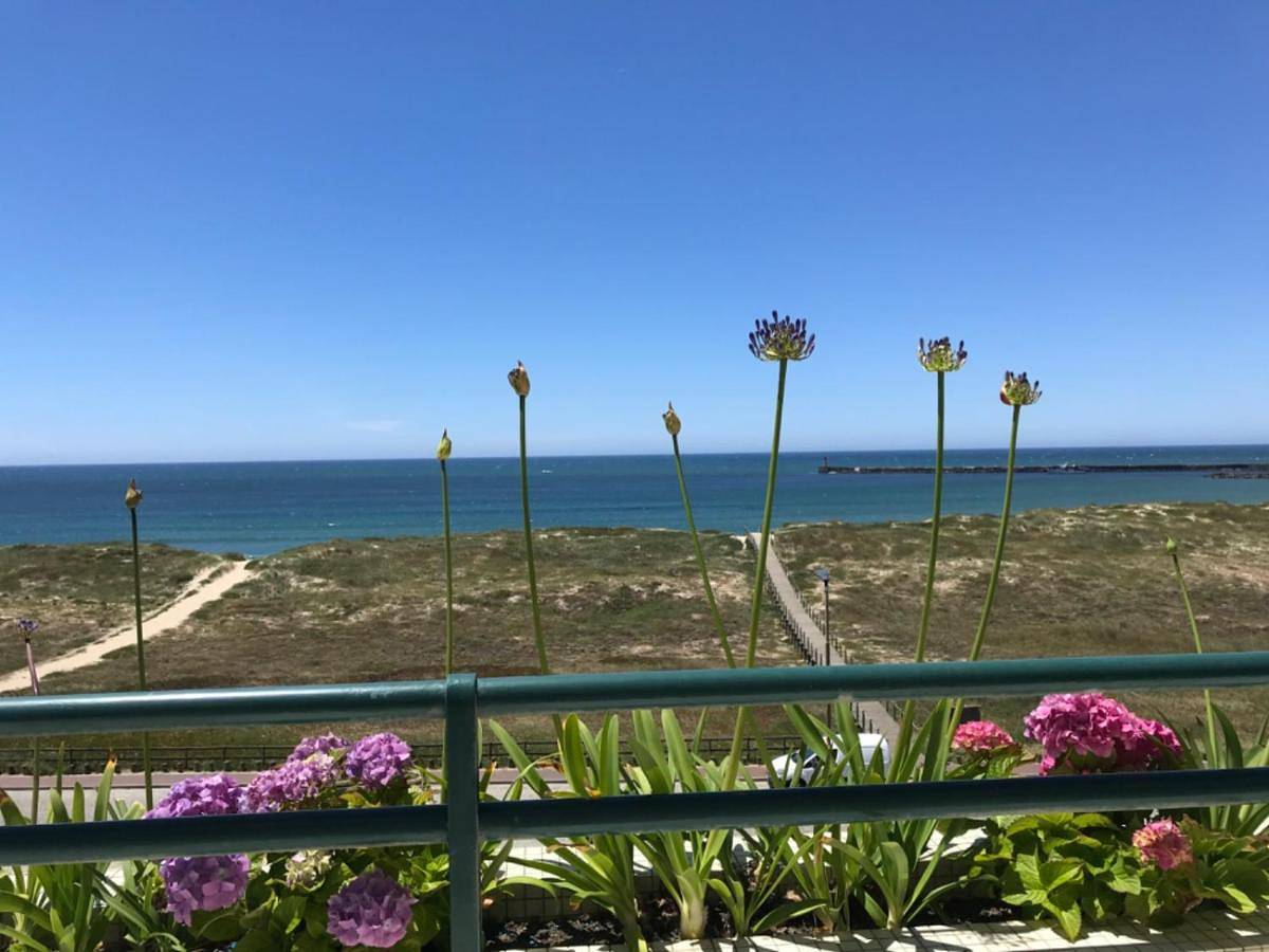 Apartamento inteiro, Beachfront Apartment With Sea View in Azurara, Distrito do Porto
