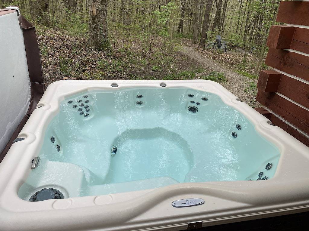 Rustikale Chic Getaway Cabin mit Whirlpool in der Nähe von State und National Parks! in Hocking County