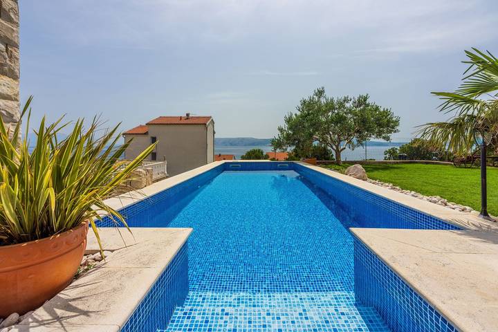 Ganze Wohnung, Modernes Apartment nur 300 Meter zum Strand mit Meerblick, Pool, Grill - hundefreundlich in Plaža Bribirska obala, Novi Vinodolski
