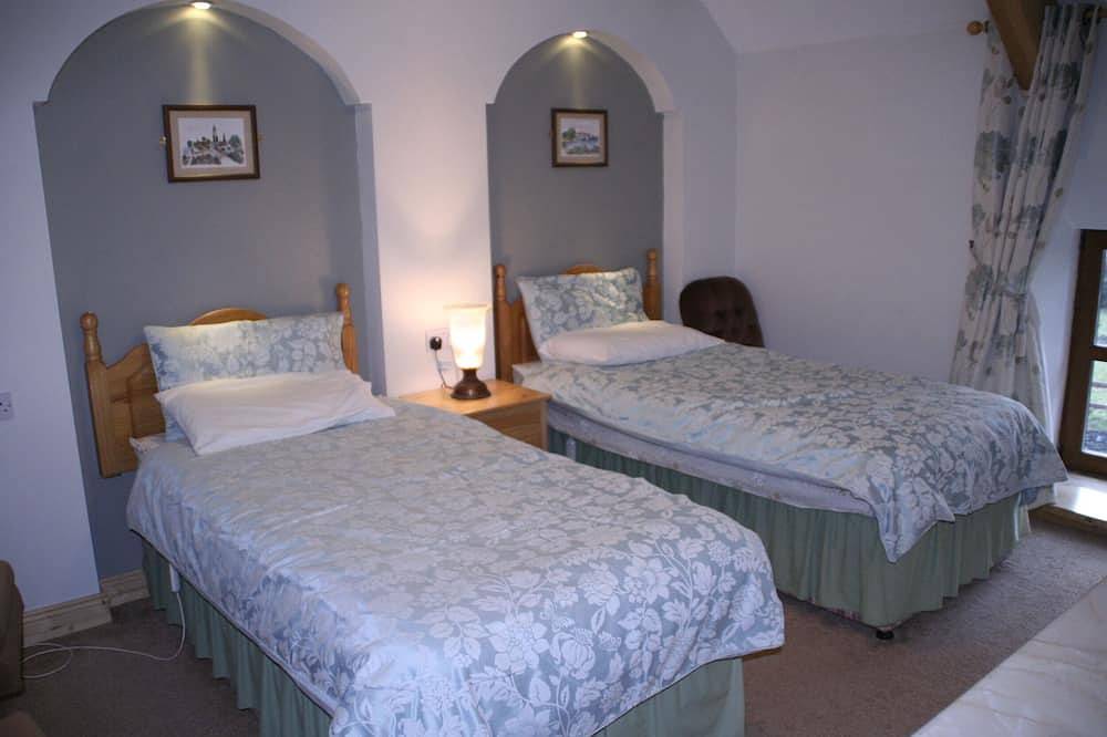 Cosy south facing sunny cottage Ballylickey, Bantry - on the Wild Atlantic Way in Glenagarriff, County Cork