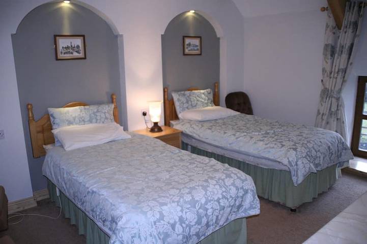 Cosy south facing sunny cottage Ballylickey, Bantry - on the Wild Atlantic Way in Glenagarriff, County Cork