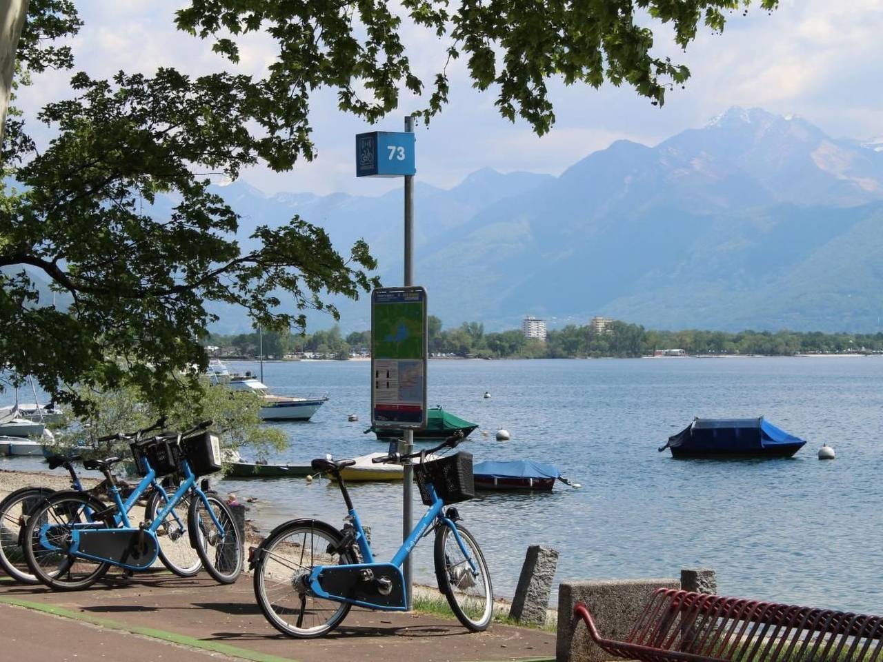 Ganze Wohnung, Wohnung mit blühender Terrasse, seenah in Minusio, Tessiner Alpen