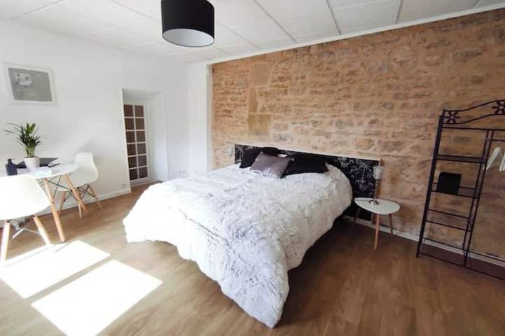 Gîte pour 2 personnes, avec Jacuzzi et Sauna à Theizé