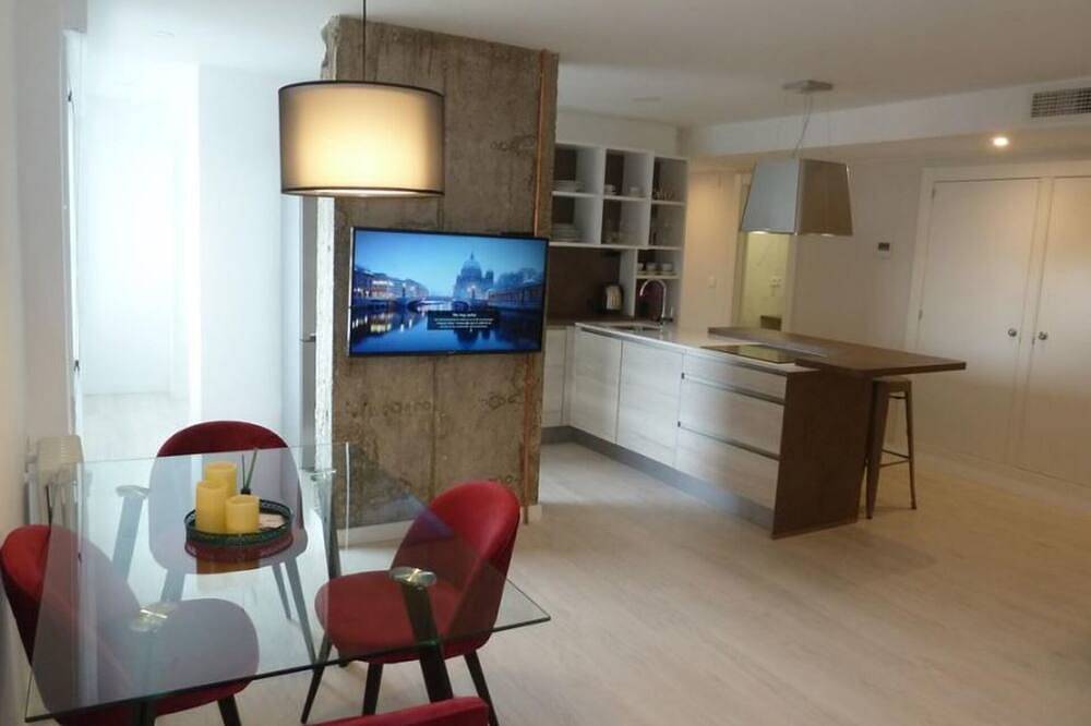 Ganze Wohnung, Die Haltestelle Santo Domingo hält an in Saragossa, Saragossa Provinz