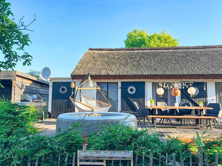Ferienhaus für 4 Personen, mit Whirlpool und Terrasse sowie Garten und Pool in Middelhagen