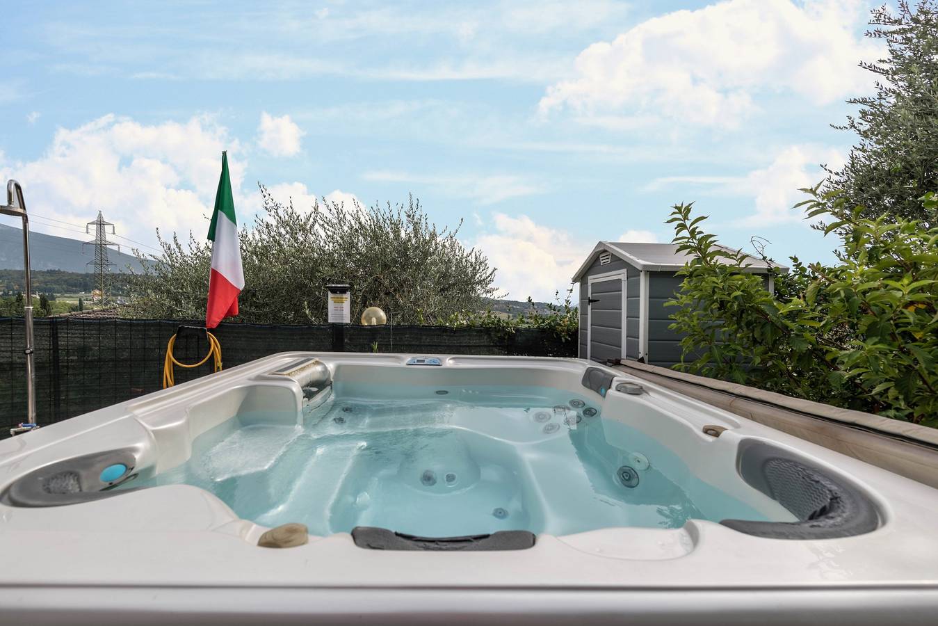 Casa Anna con vista sulle montagne, terrazza, vasca idromassaggio e Wi-Fi in Caprino Veronese, Prealpi Gardesane