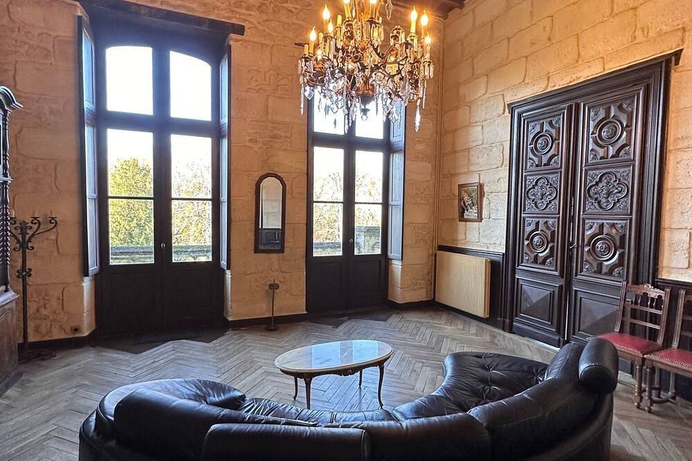 Fairytale Chateau with pool surrounded by vineyard and parc in Blaye, Región de Blaye