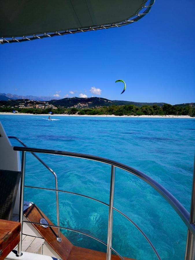 Bateau pour 4 personnes, avec Terrasse ainsi que Piscine et Vue en Corse - 3