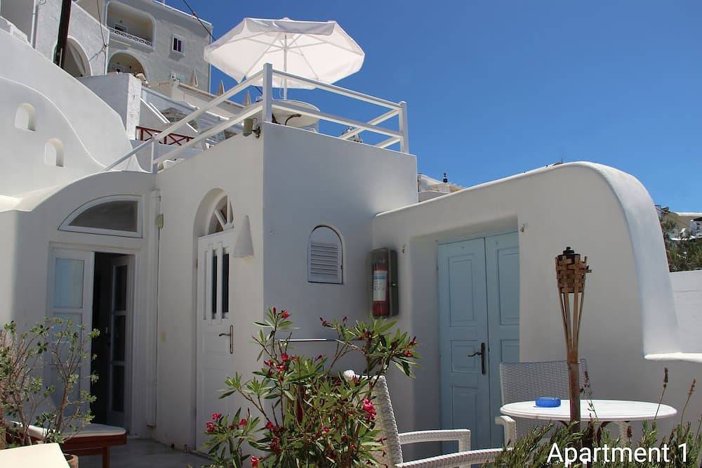 Entire apartment, Briga Villas  Studio 1 - private terrace. Astonishing view of Caldera /volcano in Firostefani, Thera
