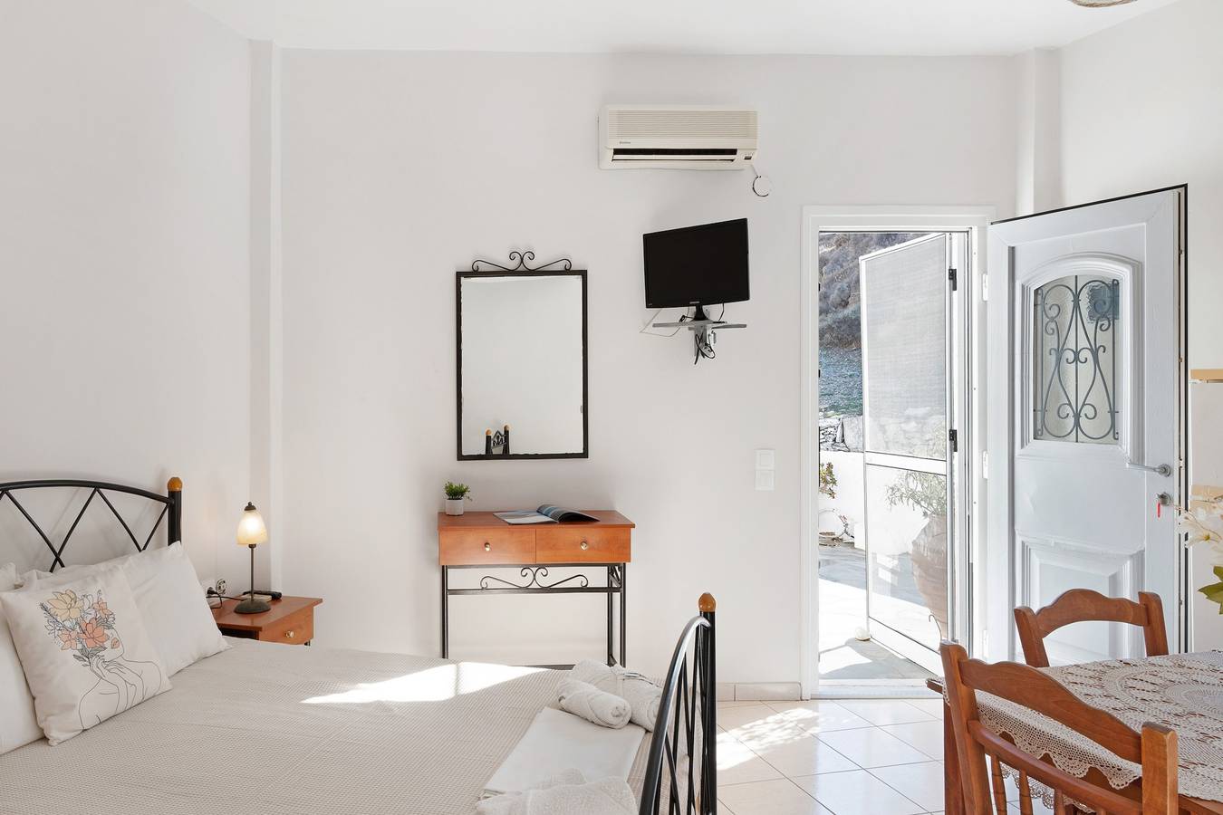 Entire studio, Studio Apartment 'Merichas 7 Irida' with Mountain View, Wi-Fi and Air Conditioning in Kythnos