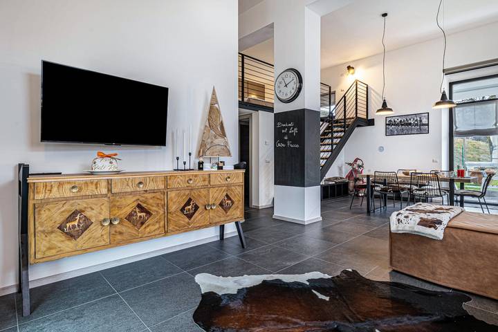Appartamento intero, Loft "Casa Facco" con vista sulle montagne, giardino e Wi-Fi in Bocenago, Dolomiti di Brenta