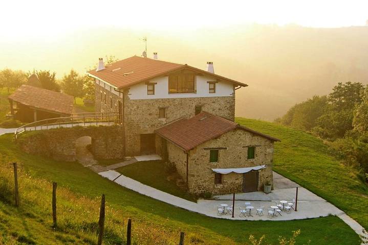 Casa rural para 4 personas, con vistas y jardín en Aya - 2