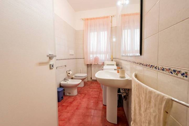 Appartement entier, Guesthost - Colorful 60 sqm apartment with balcony, just a 5-minute walk from the sea. The accommodation is located on the first floor of a building with lift and can host up to 2 guests.The building is situated in a quiet residential area, well served b in Pescara, Province de Pescara