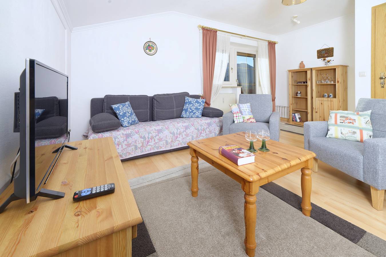 Ganze Ferienwohnung, Ferienwohnungen Bergluft Chiemgau - Ferienwohnung Ii mit separatem Schlafzimmer, Südbalkon, 55 qm in Aschau im Chiemgau, Chiemsee