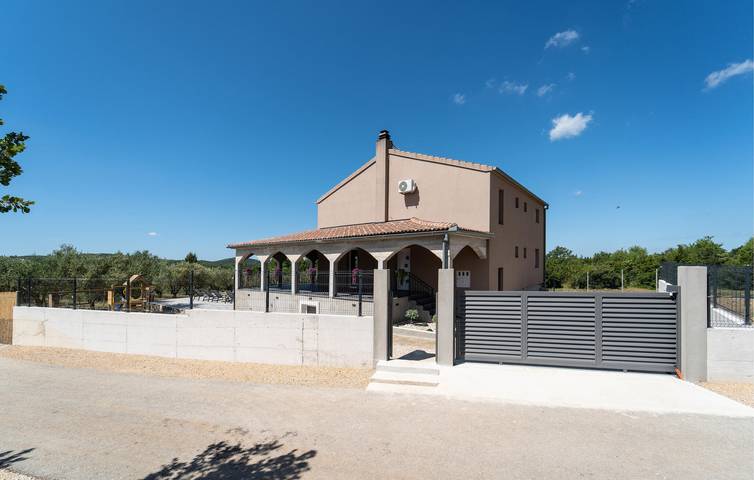 Ferienhaus für 8 Personen, mit Pool und Terrasse sowie Garten