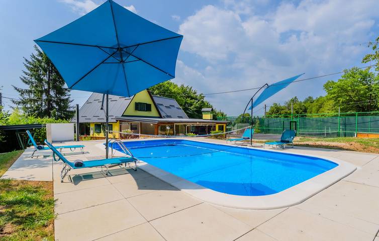 Reizende 2-Zimmer-Wohnung mit Pool, Terrasse und 2 km zum Strand in Sisak-Moslavina
