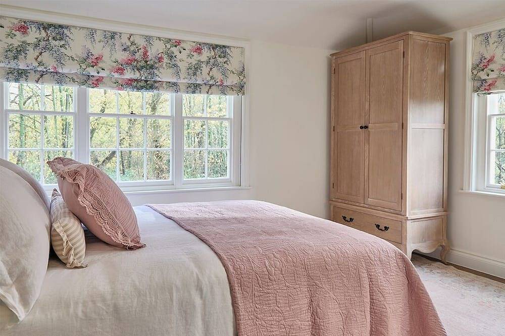 Cosgrove Cottage is nestled on the beautiful and secluded Langham Hall Estate in Langham (Colchester), Colchester