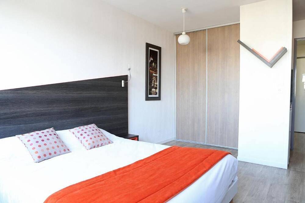 Cozy Studio with Modern Kitchenette w/ Convenient Access to Tramway T7 in Chevilly-Larue, Val-de-Marne