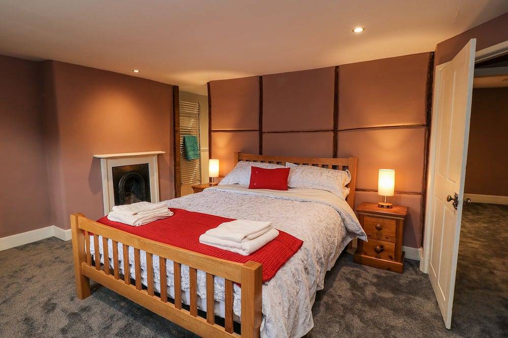 The Old Bakehouse, pet friendly, character holiday cottage in Avebury in Wiltshire