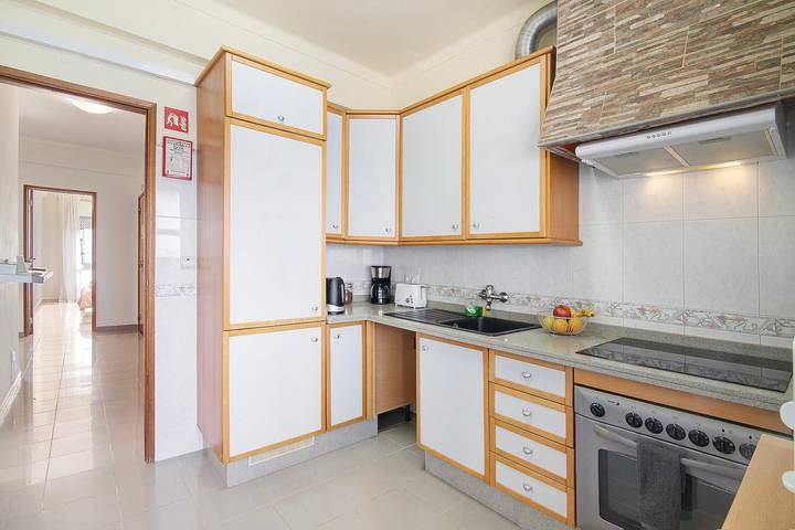 Hel lejlighed, Ferielejlighed for 4 personer med balkon in São Pedro, Faro (Sé e São Pedro)