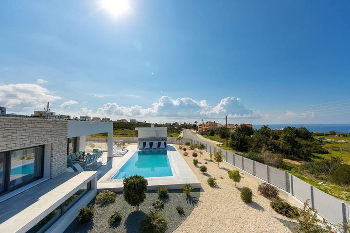 Holiday rental for 10 people, with pool and balcony as well as garden and ocean view in Peyia