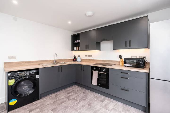 Perfect Booking | Private Garden & Large Parking in Churchdown, Gloucestershire