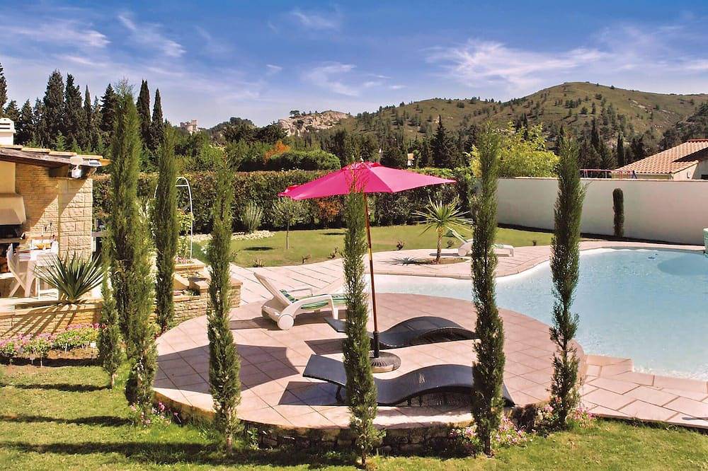 Gorgeous home in Boulbon in Boulbon, Arles region