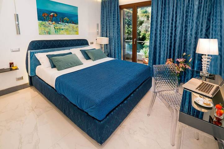 Appartamento intero, Appartamento di lusso fronte mare con 2 camere da letto, piscina e parcheggio in Mazzeo, Taormina