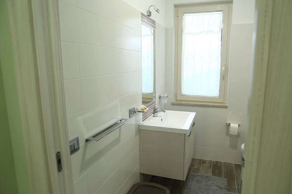 Entire apartment, Villa Magiola-Monolocale Afrodite 200 m from the Pompeii excavations, free parking in Pompei, Vesuvio National Park