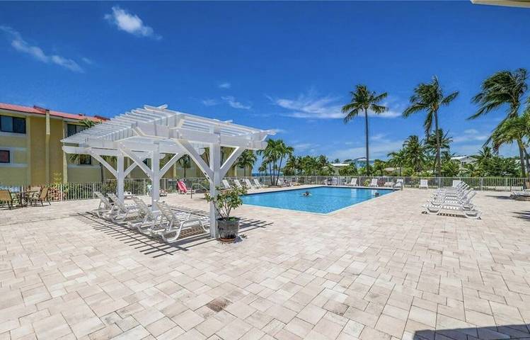 Vacation rental for 8 people, with pool and balcony in Islamorada