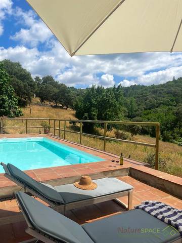 Casa rural para 9 personas, con piscina además de vistas y jardín en Jabugo