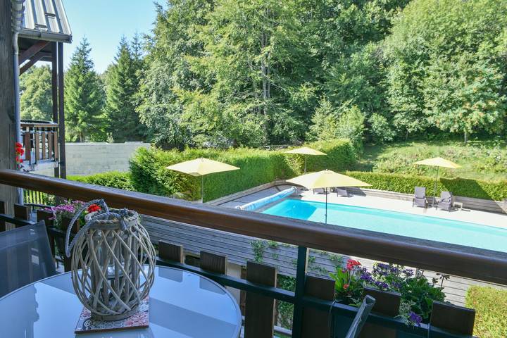 Apartamento entero, Apartamento 'L'ourson' con vistas a la montaña, piscina compartida y Wi-Fi in La Féclaz, Les Déserts