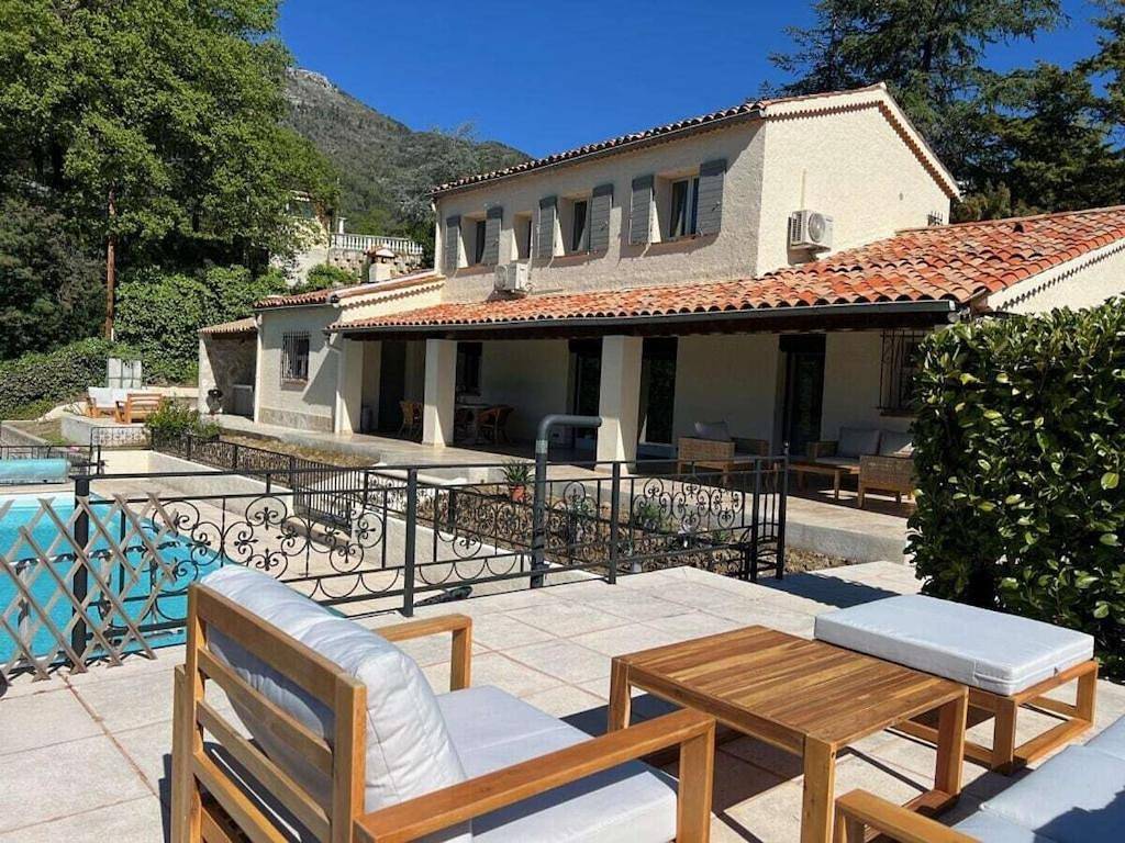 Villa in Coaraze with swimming pool in Coaraze, Côte méditerranéenne (France)