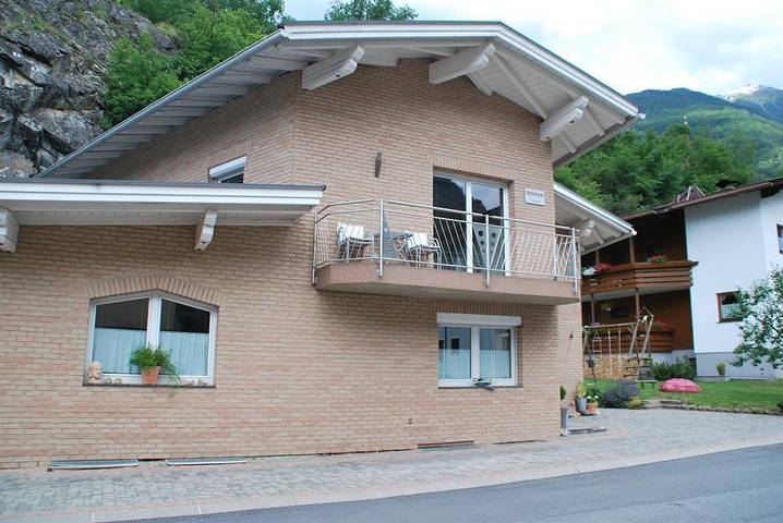 Ferienwohnung für 5 Personen, mit Balkon und Terrasse sowie Garten in Hochoetz