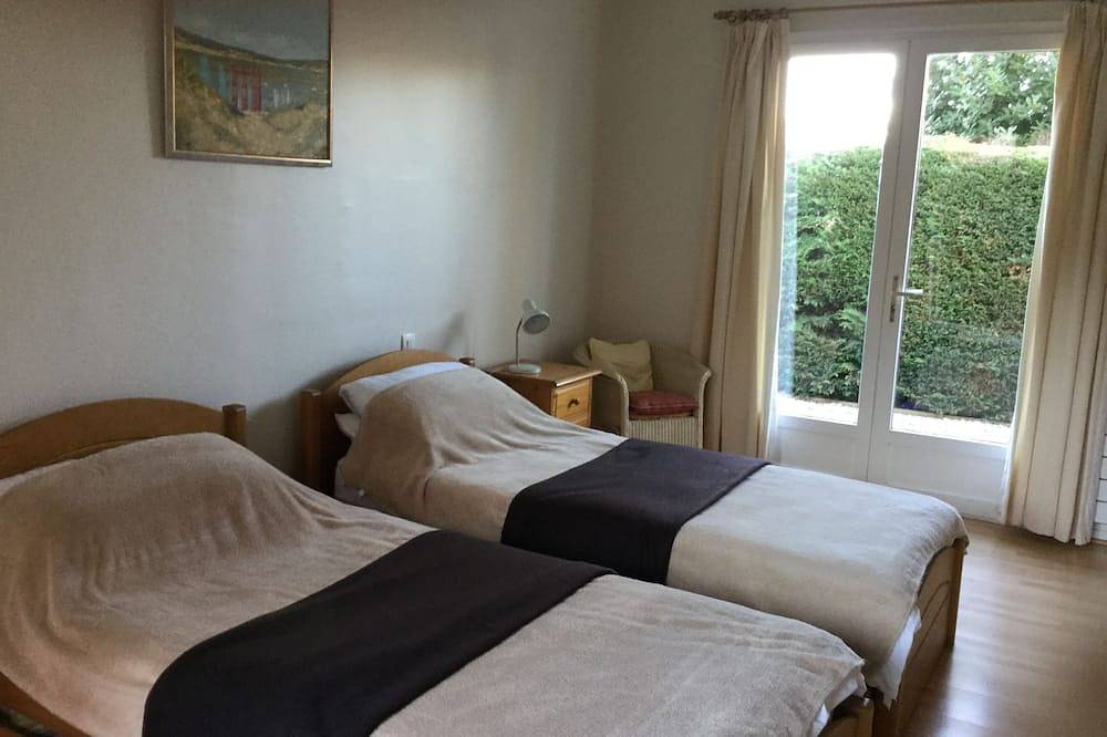 Spacious house in Cucq nr Le Touquet, 5 miles. Enclosed garden, beaches 3 miles in Cucq, Montreuil region