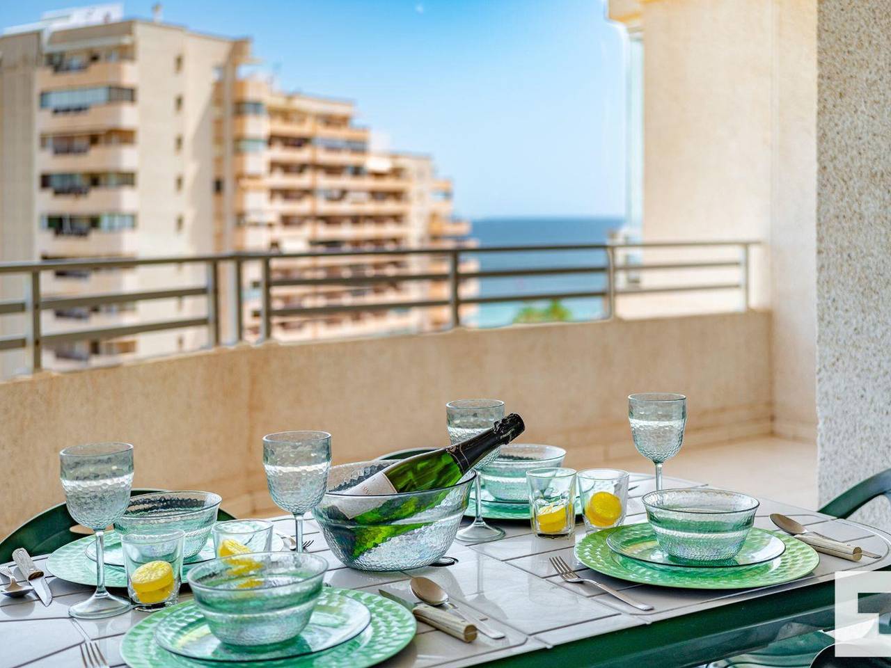 Entire apartment, Spacious 2-bedroom apartment 30m from the beach with pool and terrace in Calpe in Playa la Fossa, Calpe