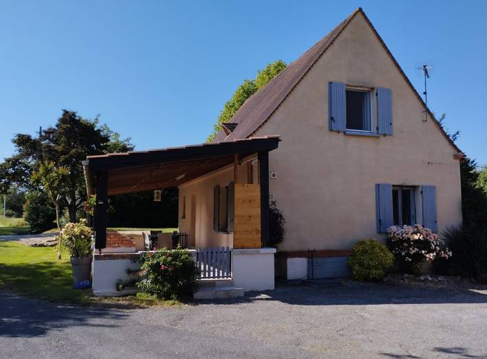 Gîte pour 6 personnes, avec jardin ainsi que terrasse et piscine