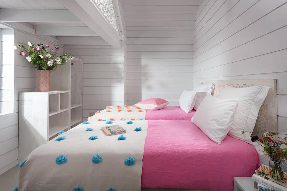 Luxury 2 Bed Beach House - Hot Tub, Sauna, Next to Beach in Gwithian, Cornwall