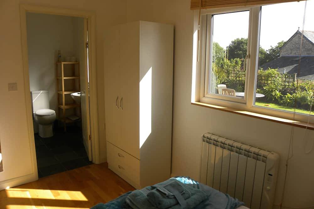 Entire apartment, Private 1-bedroom apartment in the beautiful Tamar Valley in Tamar Valley Donkey Park