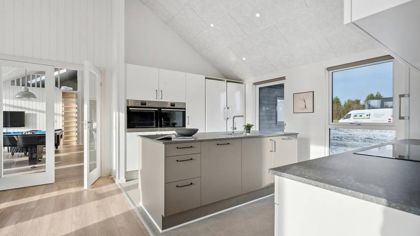 Luxus-Poolhaus in Ivenack für 24 Personen mit Außen-Spa in Ivenack, Mecklenburgische Seenplatte