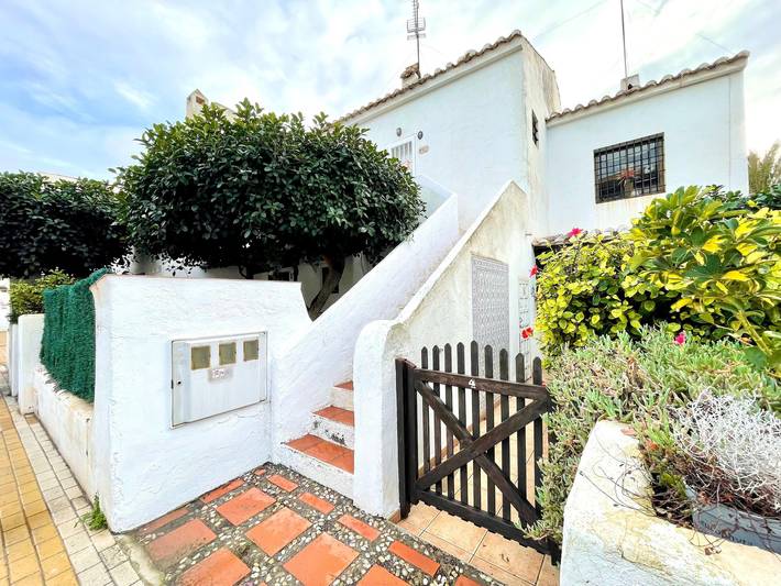 Vakantiehuis voor 2 personen, with Terras and Tuin as well as Zwembad in Roquetas de Mar