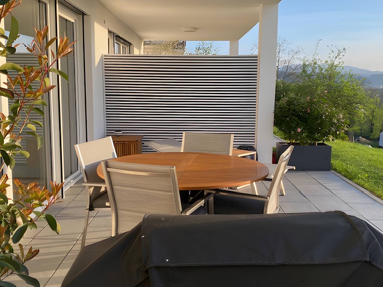 Ganze Wohnung, Ferienwohnung 'Panoramablick' mit Bergblick, privater Terrasse und Wi-Fi in Lörrach, Südschwarzwald