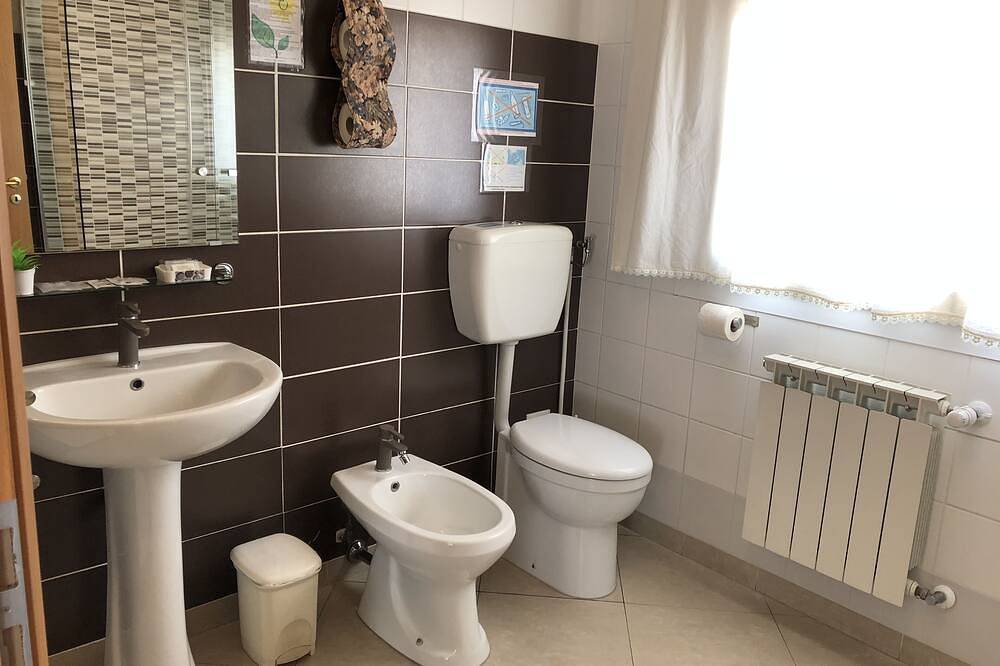Room for 2-3 pers. with private bathroom. in Venice, Venice Province