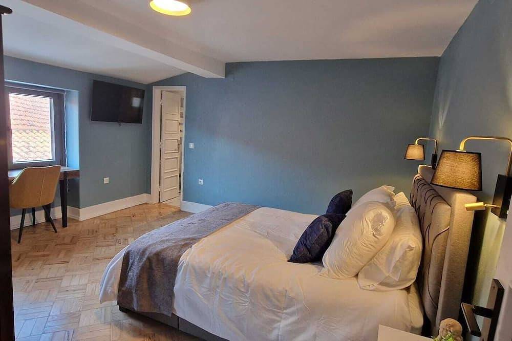 Apartamento inteiro, Train Station Apartment in the Heart of the city with great views and 2 Patios. in Castelo Branco, Aldeias do Xisto