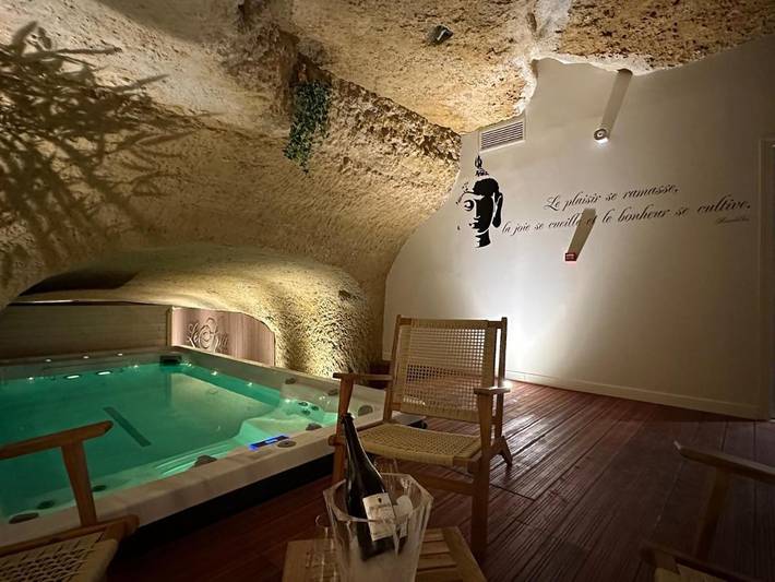 Hôtel pour 4 personnes, avec terrasse à Luynes - 2