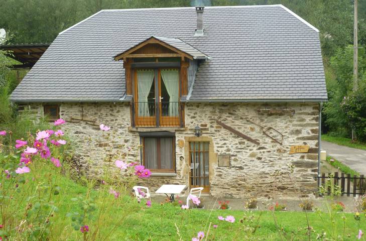 Gîte pour 5 personnes, avec terrasse ainsi que jardin et piscine dans Lestrade-et-Thouels