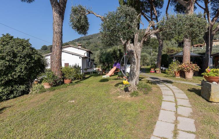 Appartamento a bordo piscina con WIFI e parcheggio. in Uzzano, Provincia di Pistoia