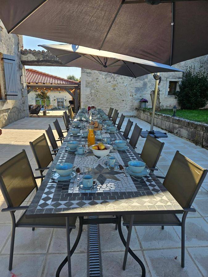 Location de vacances pour 14 personnes, avec vue ainsi que jardin et piscine, animaux acceptés à Champagne-et-Fontaine - 2